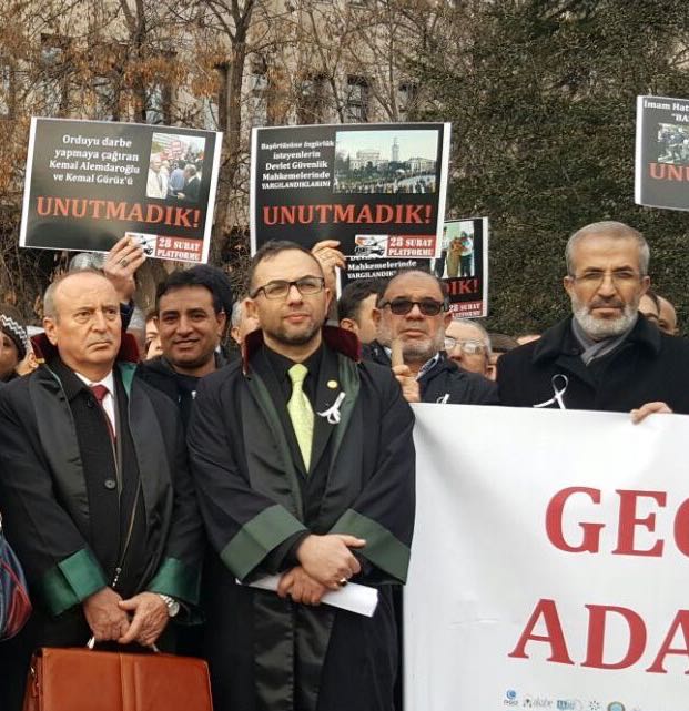Ankara Adliyesi'nde 28 Şubat Platformu üyeleri ile birlikte basın açıklamasında